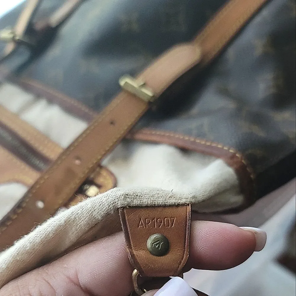 Louis Vuitton Vintage Leather Bucket Bag - AR1907